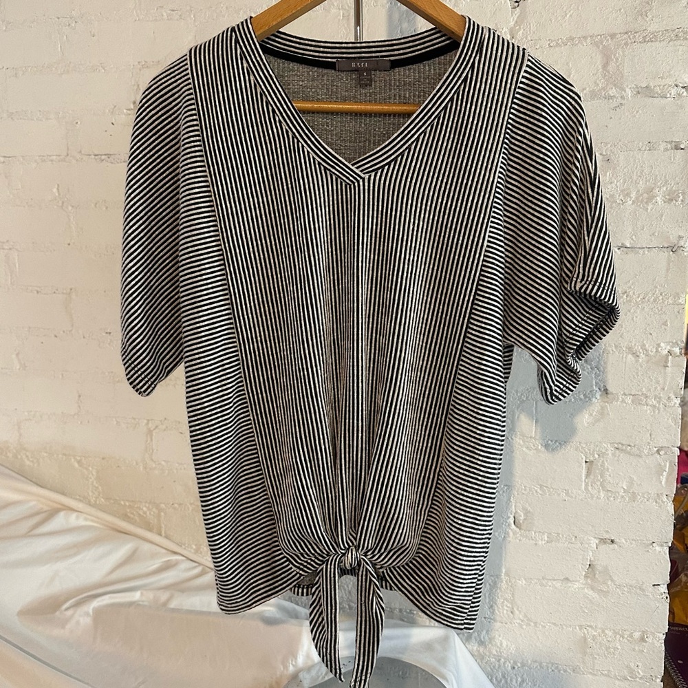 Gyft Textured Stripe Women’s Front Tied V-Neck Short Sleeve Top Size Small
